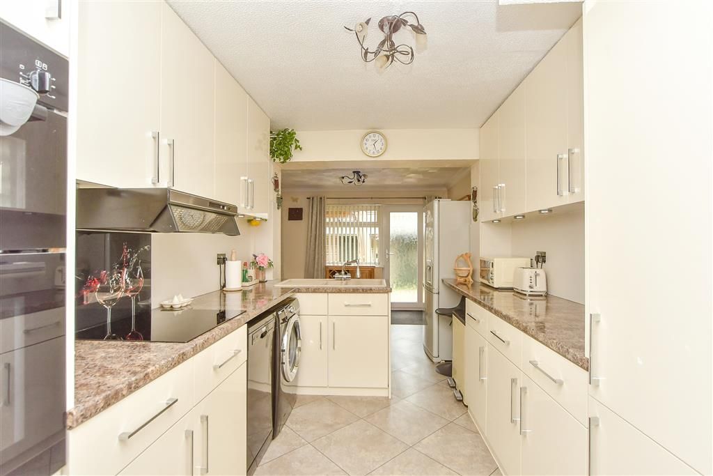 Property photo 3 of 10 Kitchen