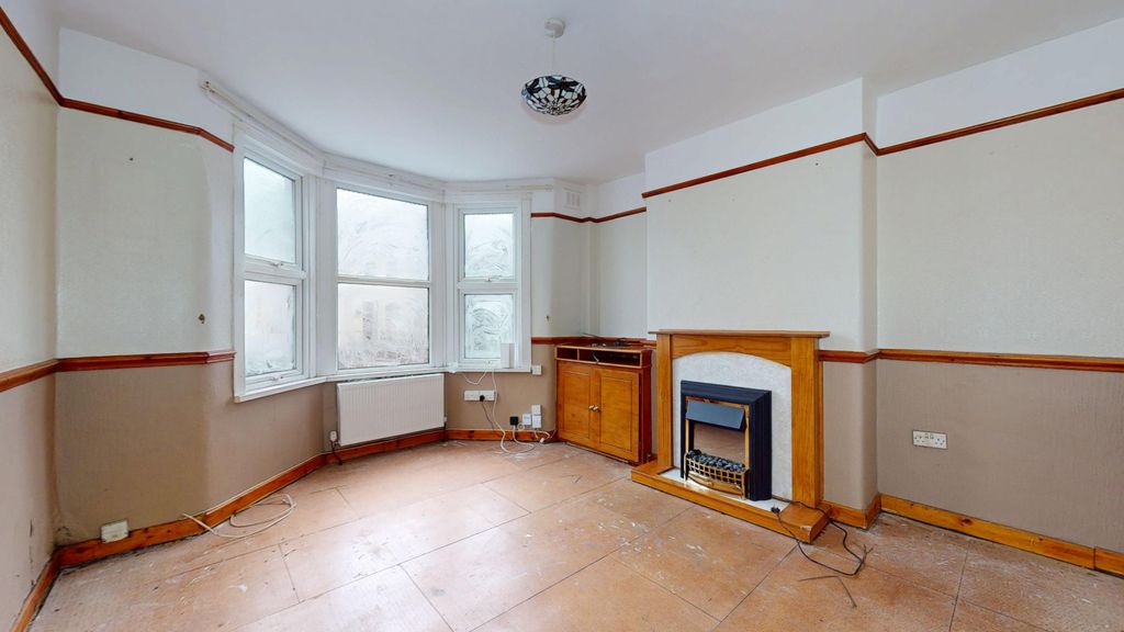 Property photo 2 of 12 Flat 1, 35 Shirley Gardens, Hanwell, London, W7 3Pt