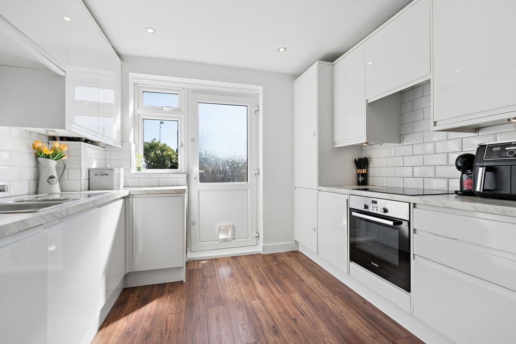 Property photo 2 of 11 46 Winchcombe Road Sm5 1Rb Kitchen