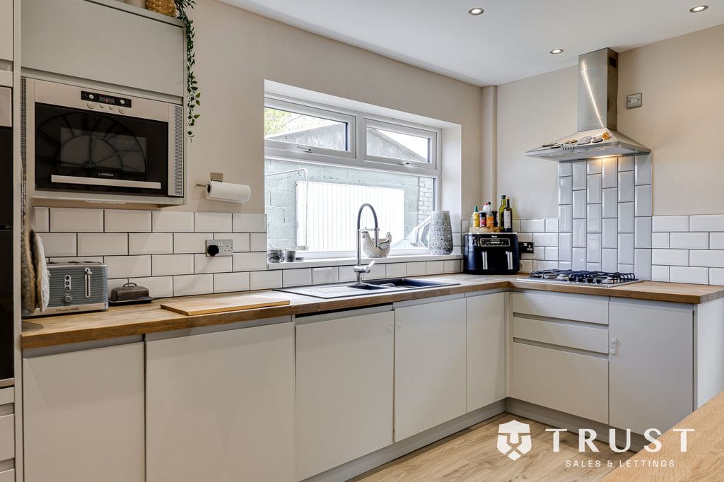 Property photo 3 of 45