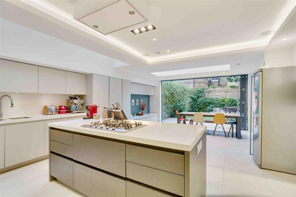 Property photo 1 of 28