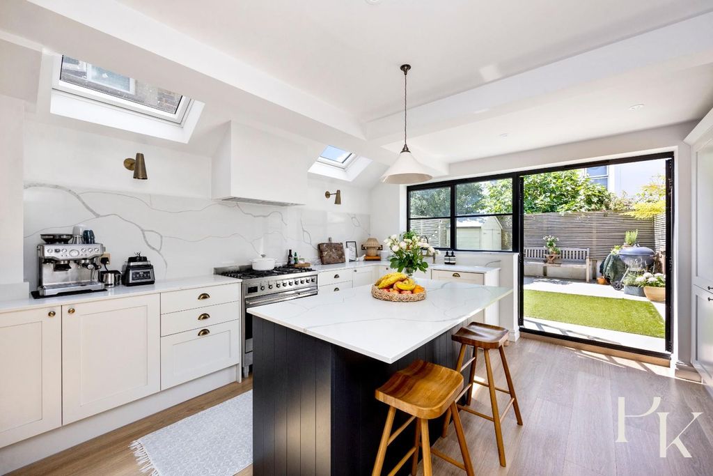 Property photo 1 of 21 Linton Road, 8-005.Jpg
