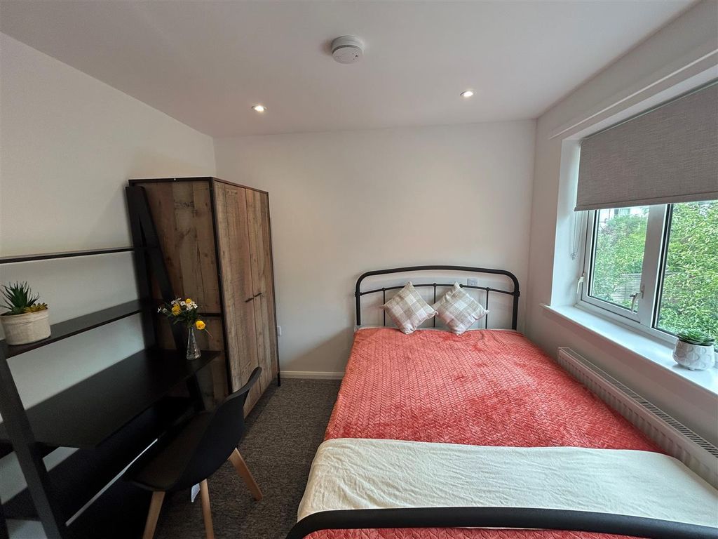 Property photo 3 of 9 Bedroom