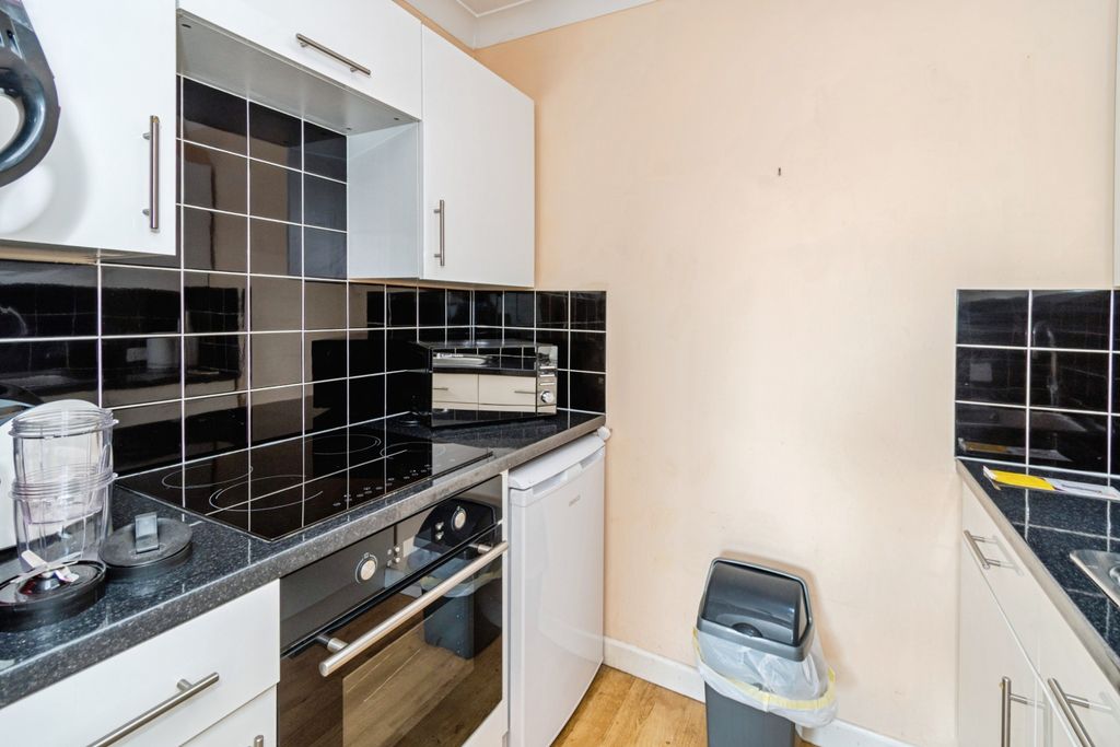 Property photo 2 of 10 Kitchen