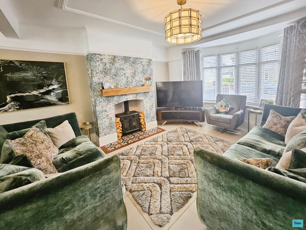 Property photo 2 of 32 Lounge