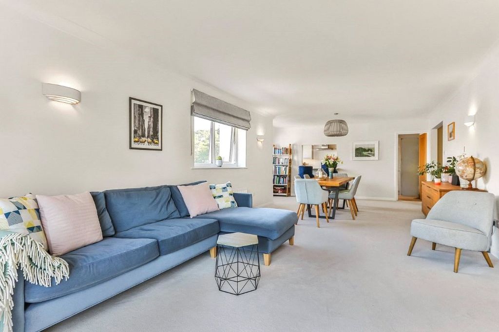 Property photo 3 of 22 Lounge