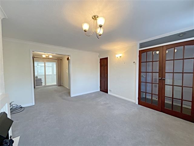 Property photo 3 of 18 Lounge