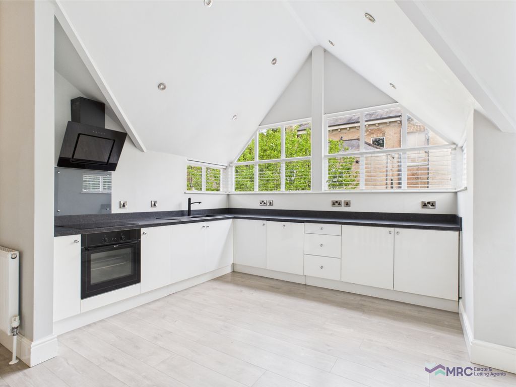 Property photo 1 of 24 Stylish Two Bedroom House With Garage