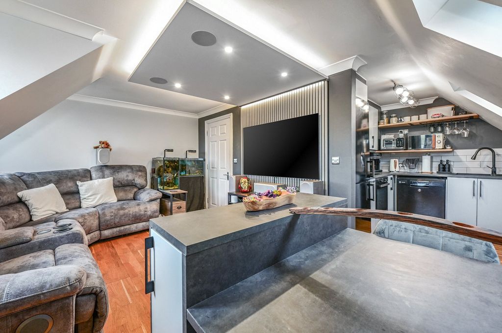 Property photo 2 of 14 Picture No. 11