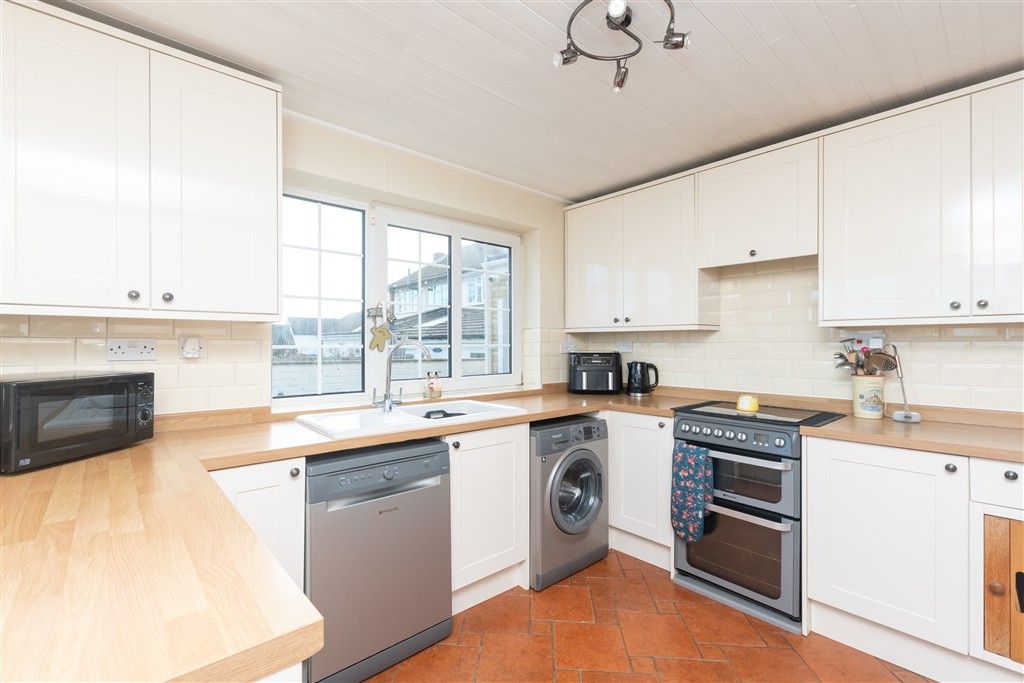Property photo 1 of 17 Kitchen
