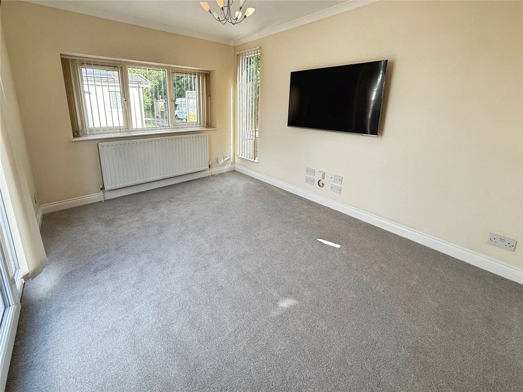 Property photo 3 of 11 Lounge