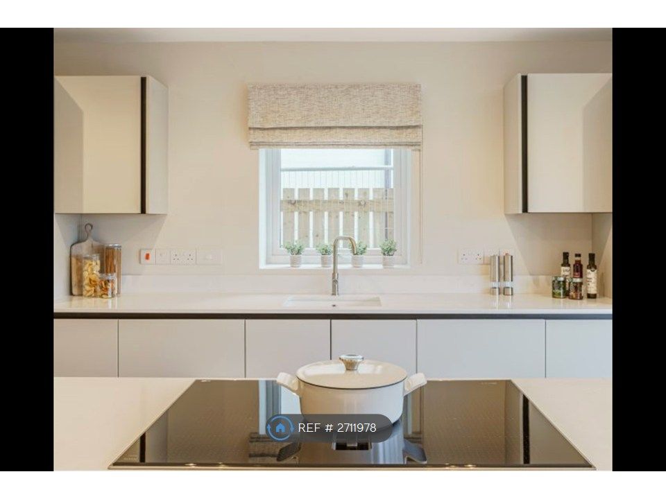 Property photo 2 of 11 Show Home Kitchen Hob Example