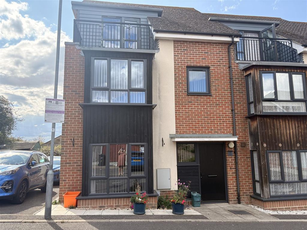 Property photo 1 of 18 Mallard Mews