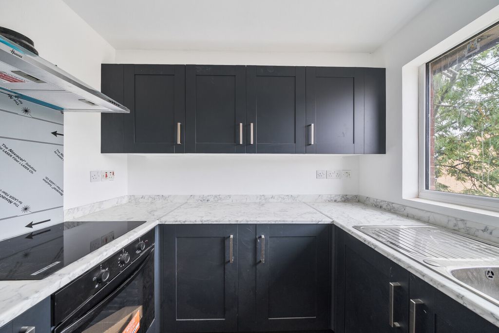 Property photo 2 of 11 1472067-11-6A216F...
