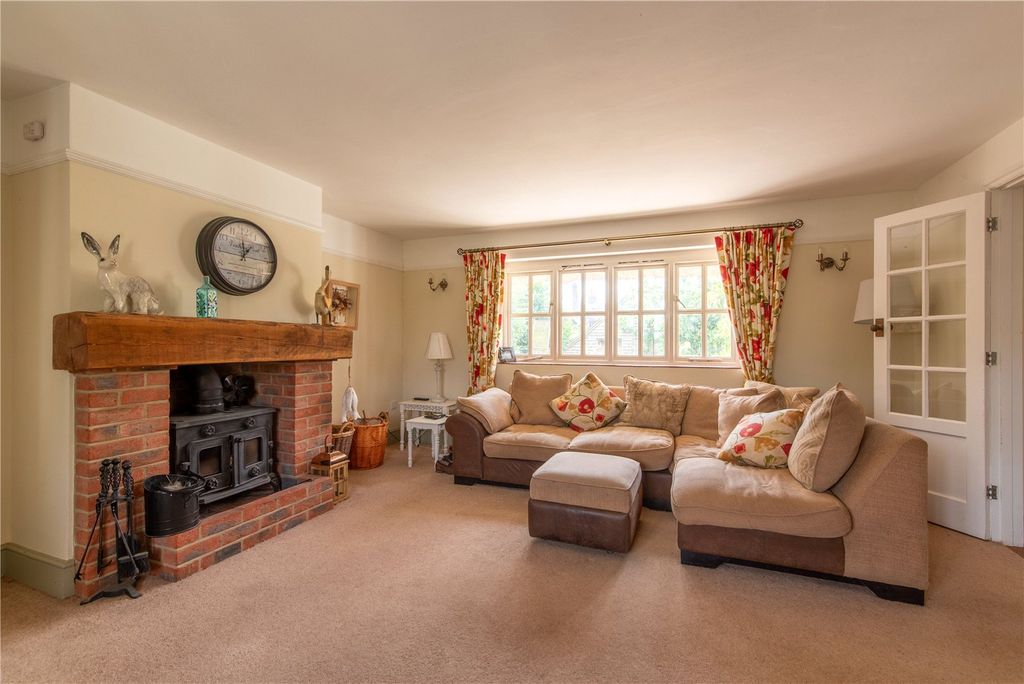 Property photo 2 of 18 Sitting Room
