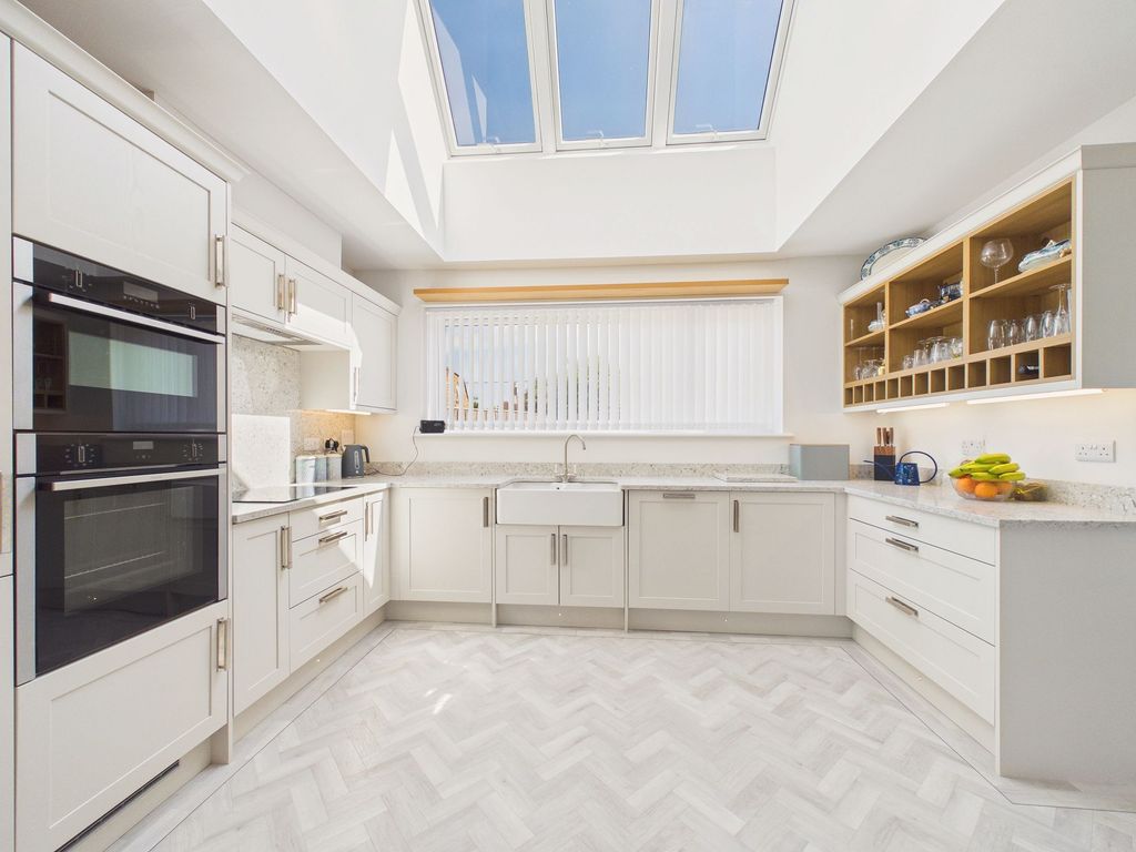 Property photo 2 of 16 Dining Kitchen