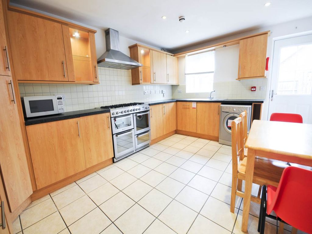 Property photo 3 of 10 Kitchen