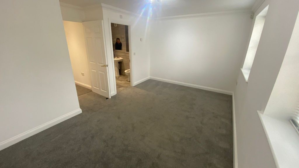 Property photo 2 of 5 Bedroom