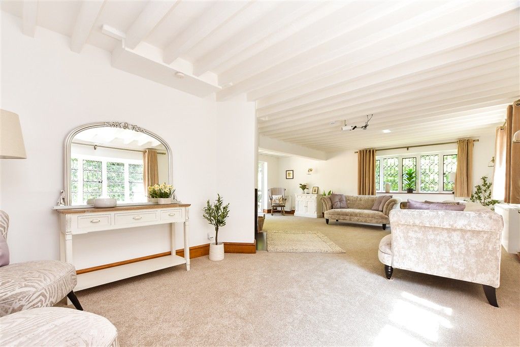 Property photo 2 of 18 Lounge