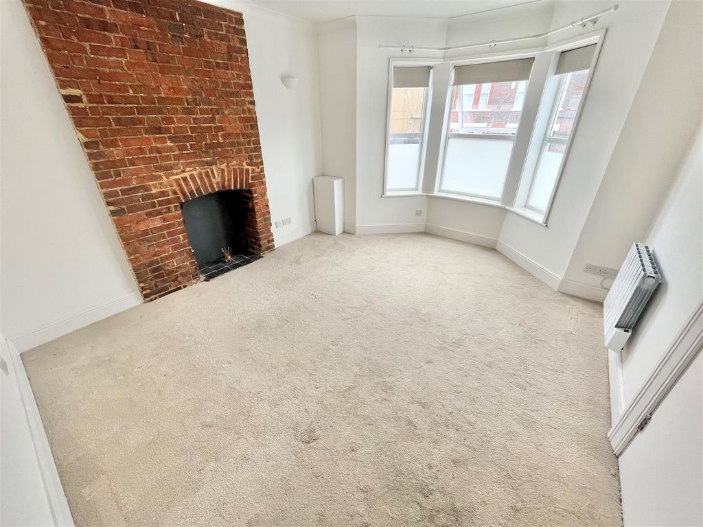 Property photo 2 of 5 Living Room