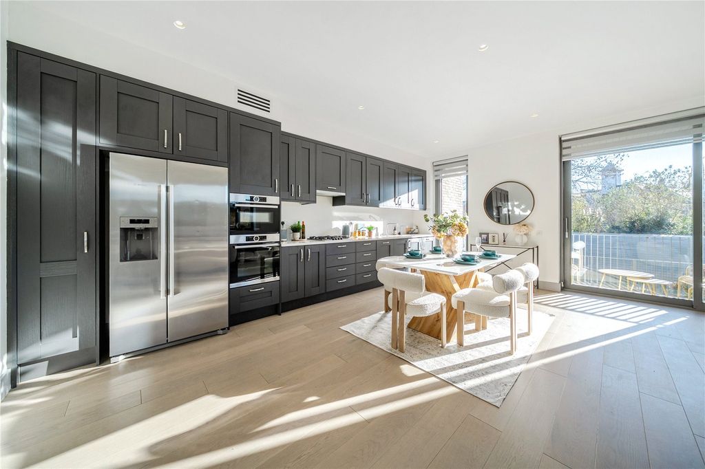 Property photo 2 of 23 Picture No. 11