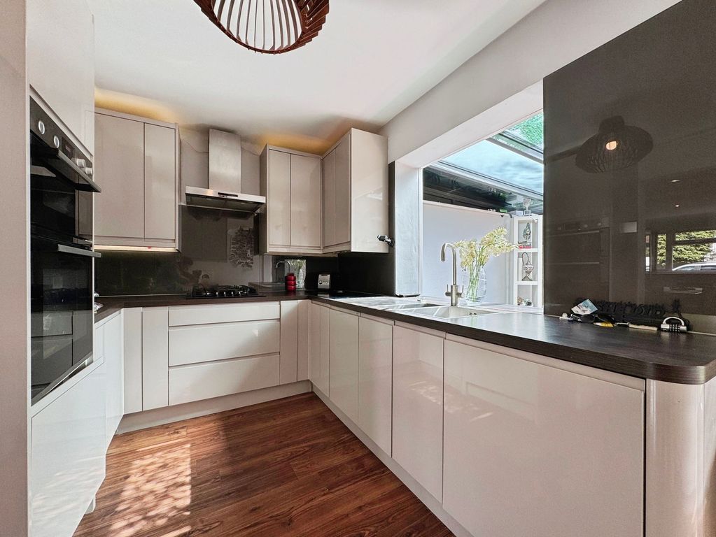 Property photo 3 of 18 Kitchen