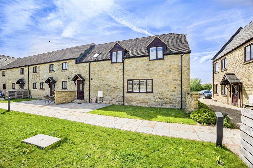 Property photo 1 of 15 Gorgeous Traditional Cottage