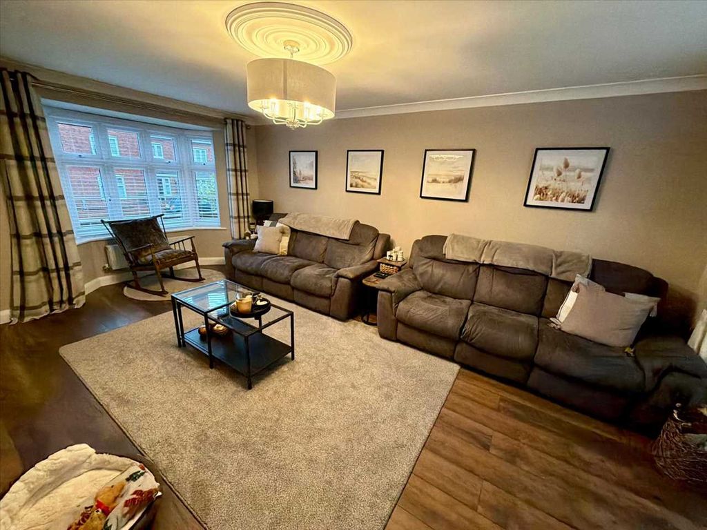 Property photo 3 of 31 Lounge