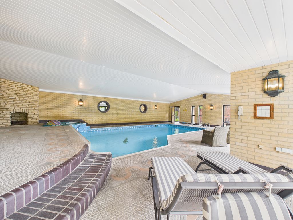 Property photo 3 of 22 Pool And Jacuzzi Complex