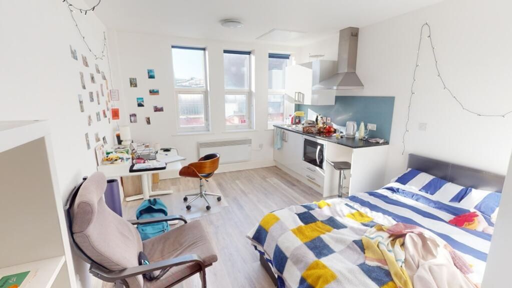 Property photo 1 of 4 This Vibrant Double Bedroom Features A Cozy Layout...