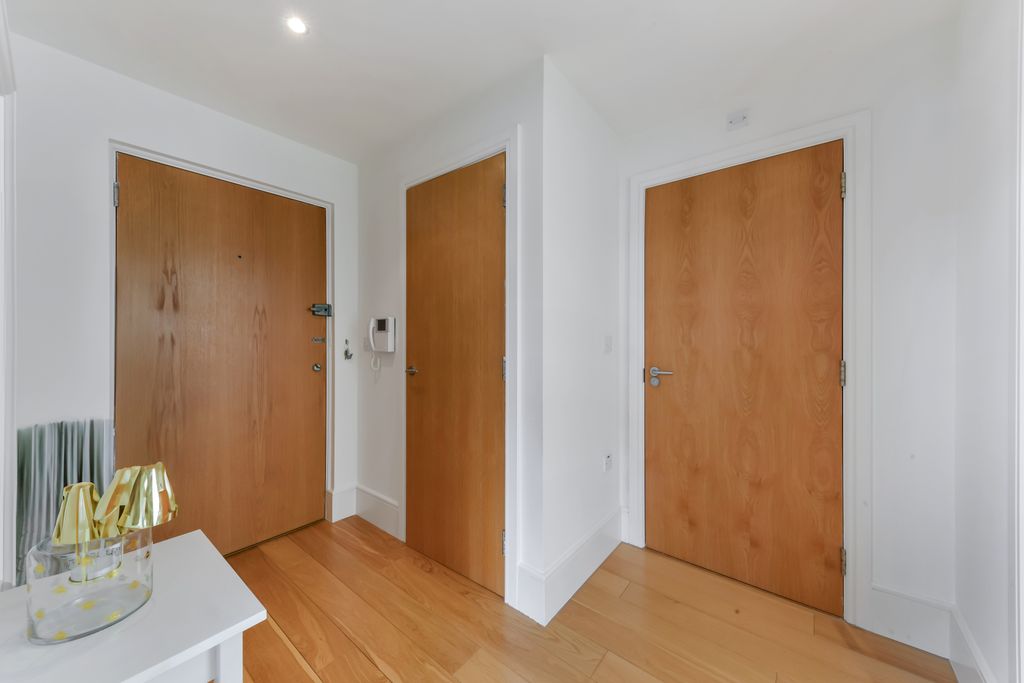Property photo 3 of 7 Hall