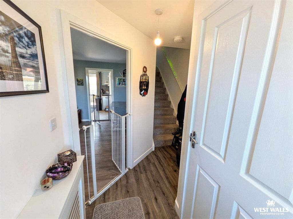 Property photo 2 of 22 13666.Jpg