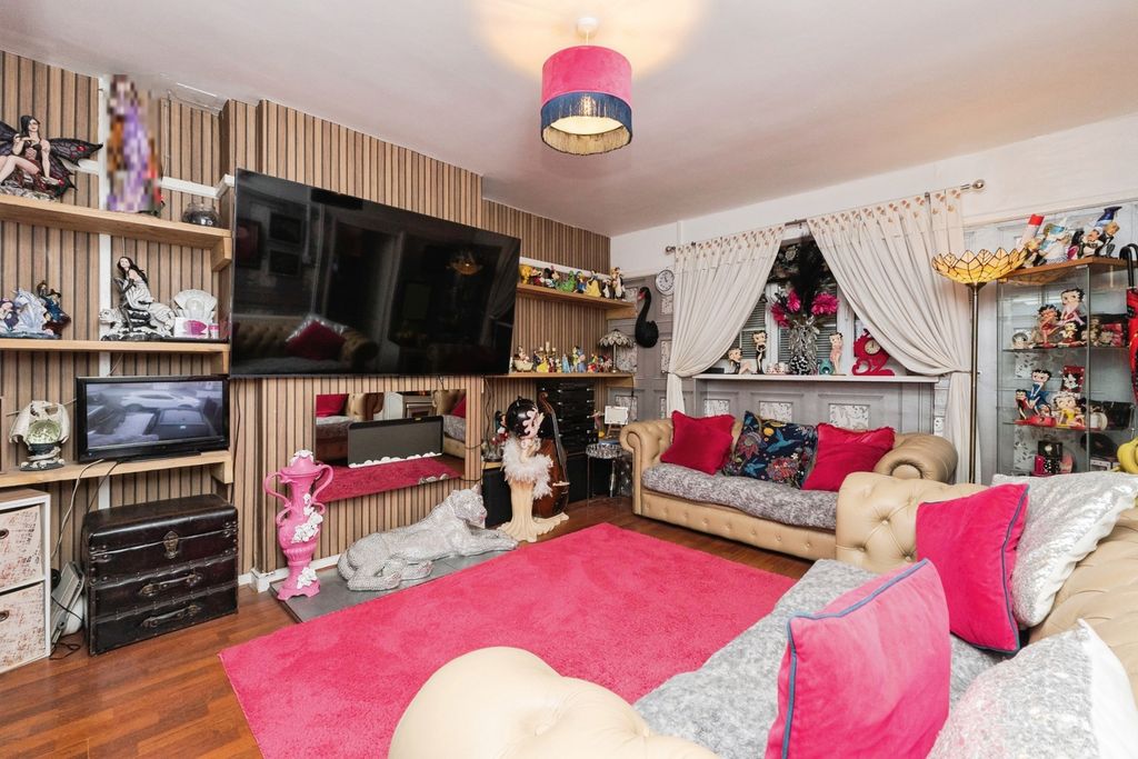 Property photo 3 of 19 Photo