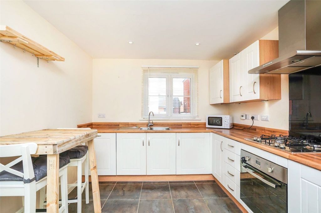 Property photo 3 of 11 Kitchen