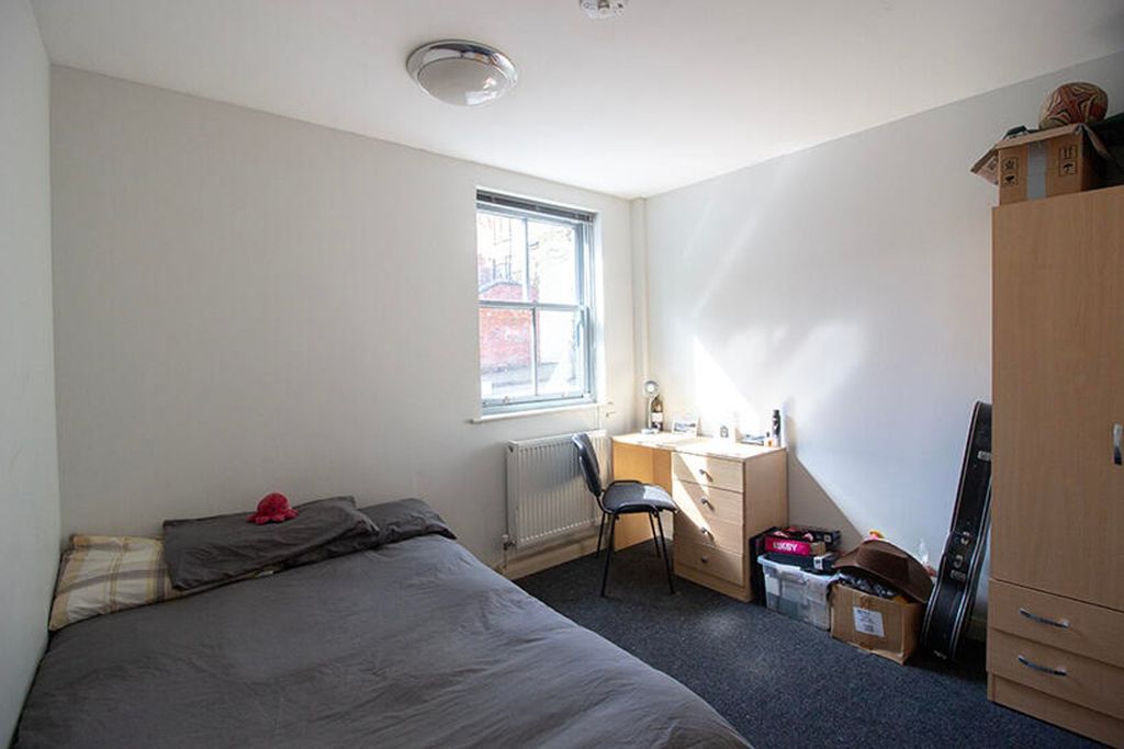 Property photo 3 of 4 This Inviting Double Bedroom Features A Cozy Layou...