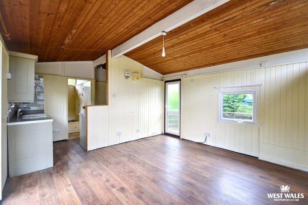 Property photo 2 of 16 Livingspace