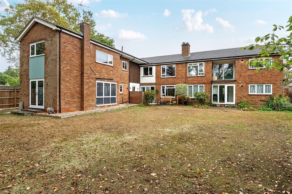 Property photo 1 of 40 Communal Gardens
