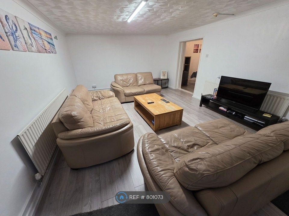 Property photo 2 of 8 Huge Lounge