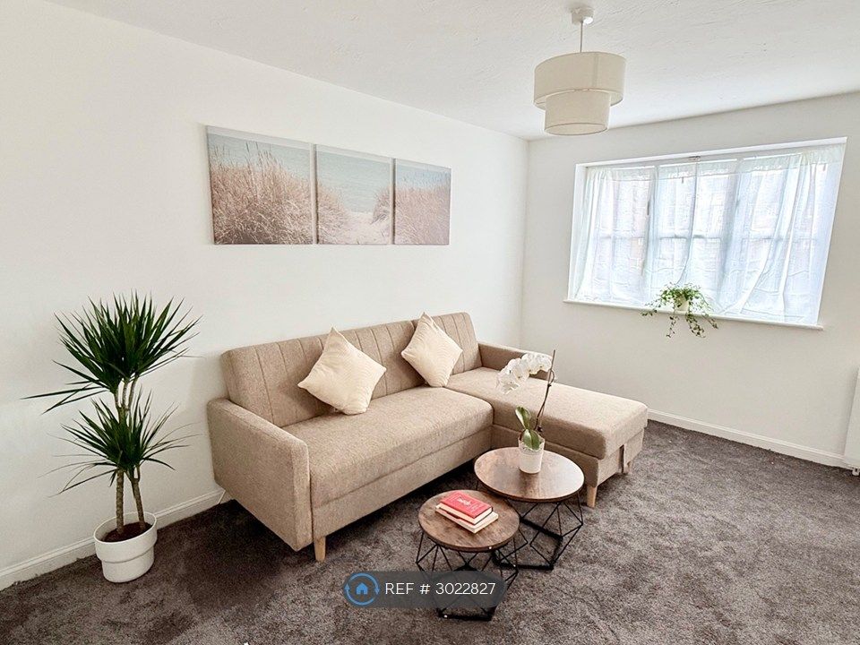 Property photo 1 of 11 Living Room