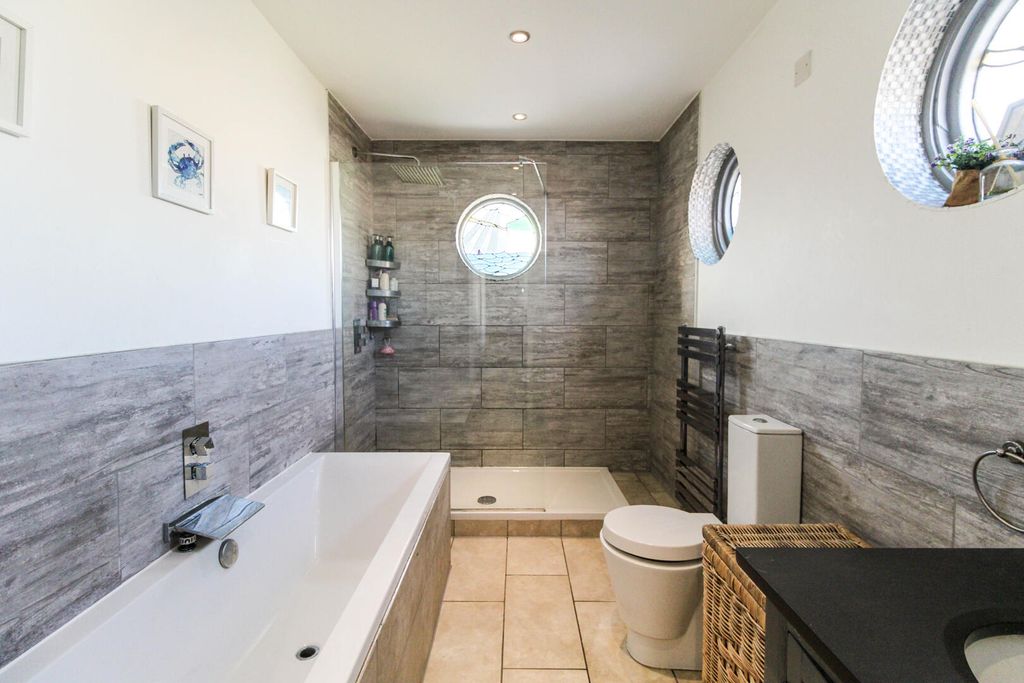 Property photo 2 of 10 Bathroom