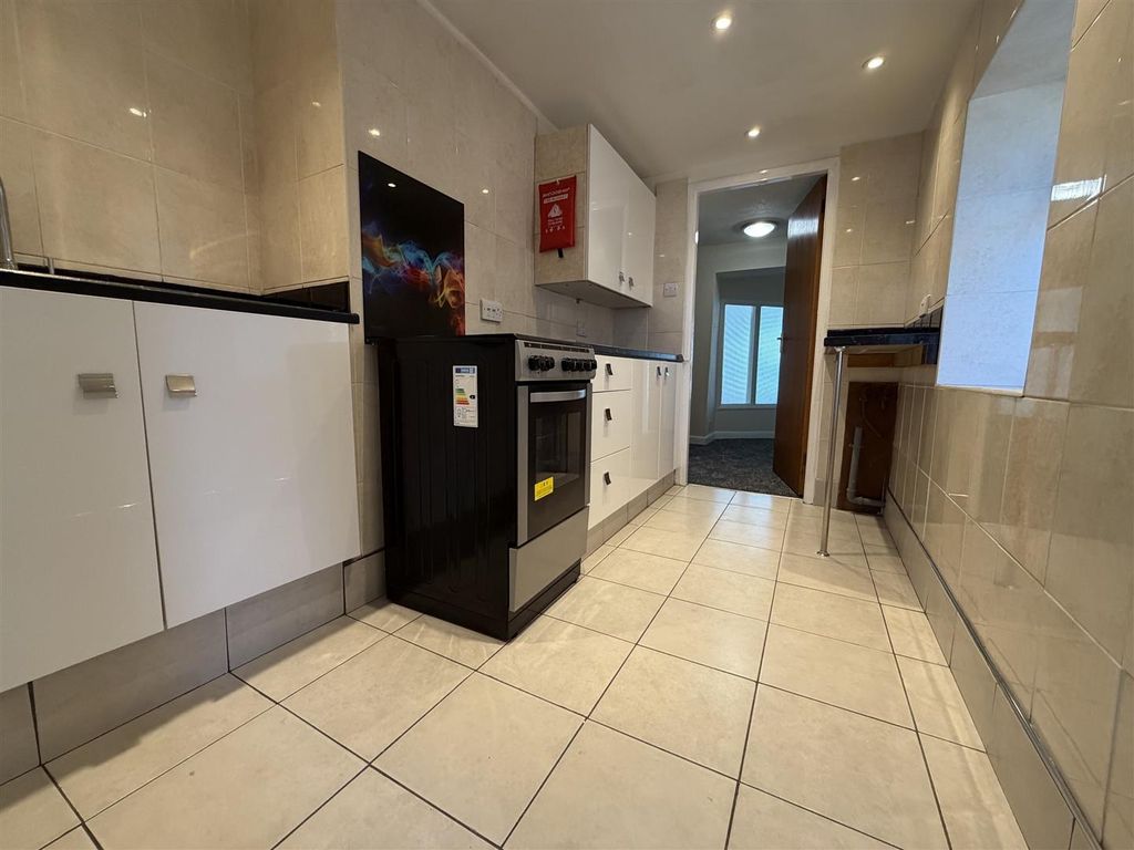 Property photo 3 of 9 Kitchen
