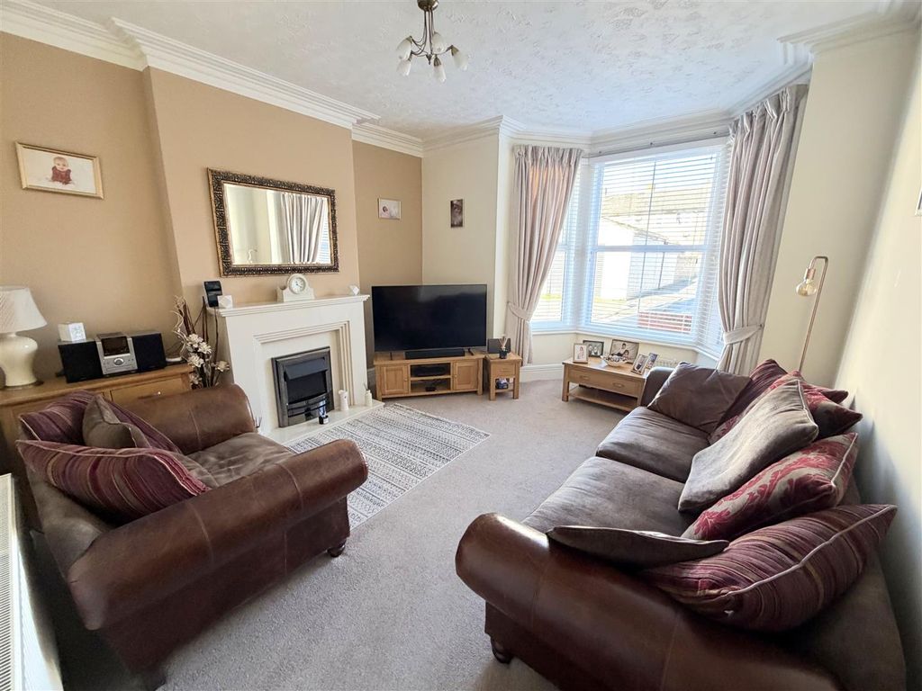 Property photo 3 of 29 Lounge