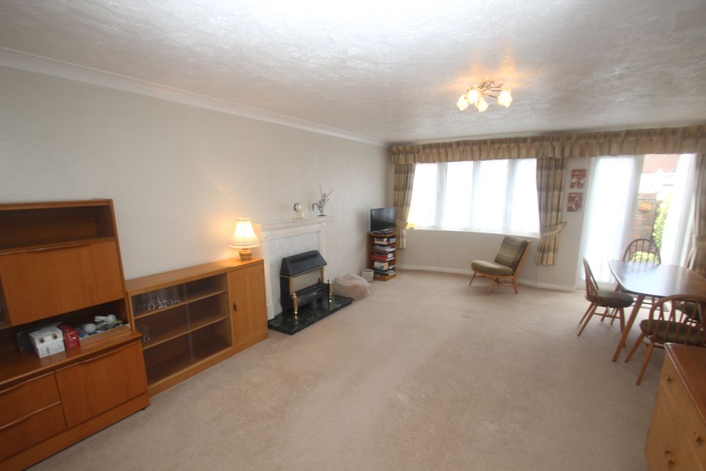 Property photo 2 of 10 17 The Leas Lounge2