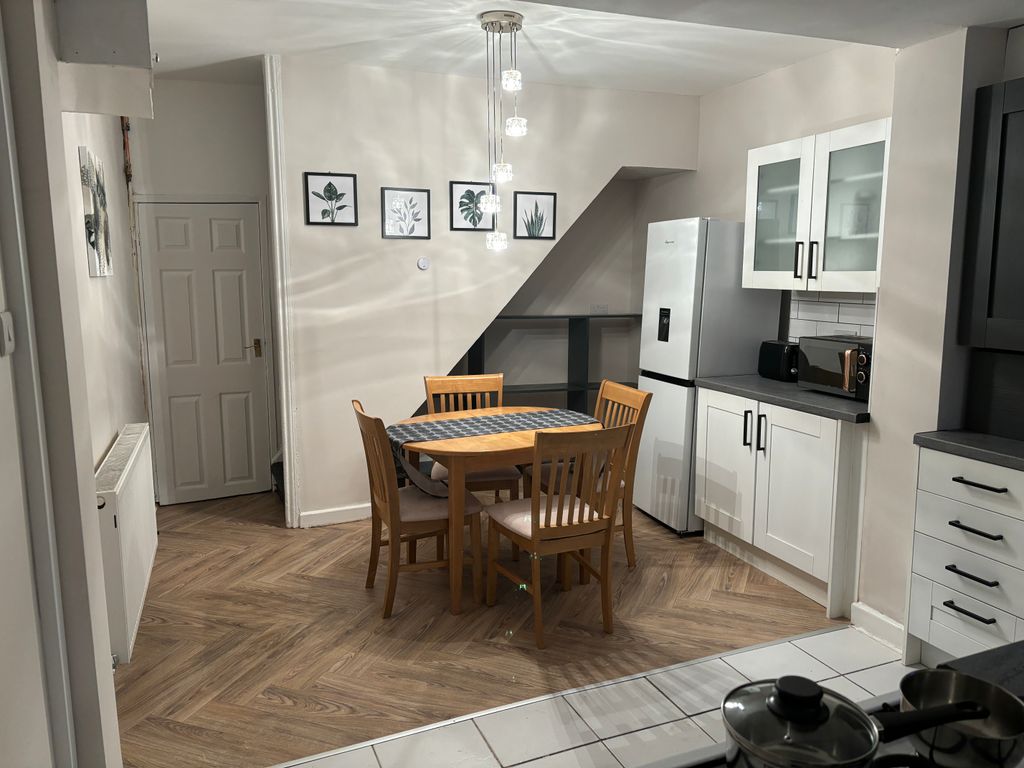 Property photo 2 of 10 Kitchen & Dining Area