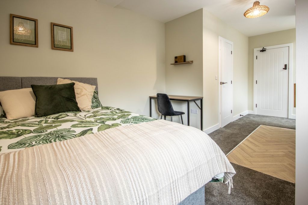 Property photo 1 of 10 E