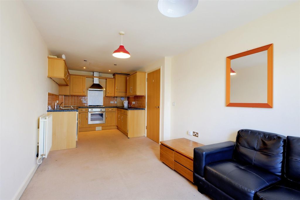 Property photo 3 of 10 Kitchen Lounge