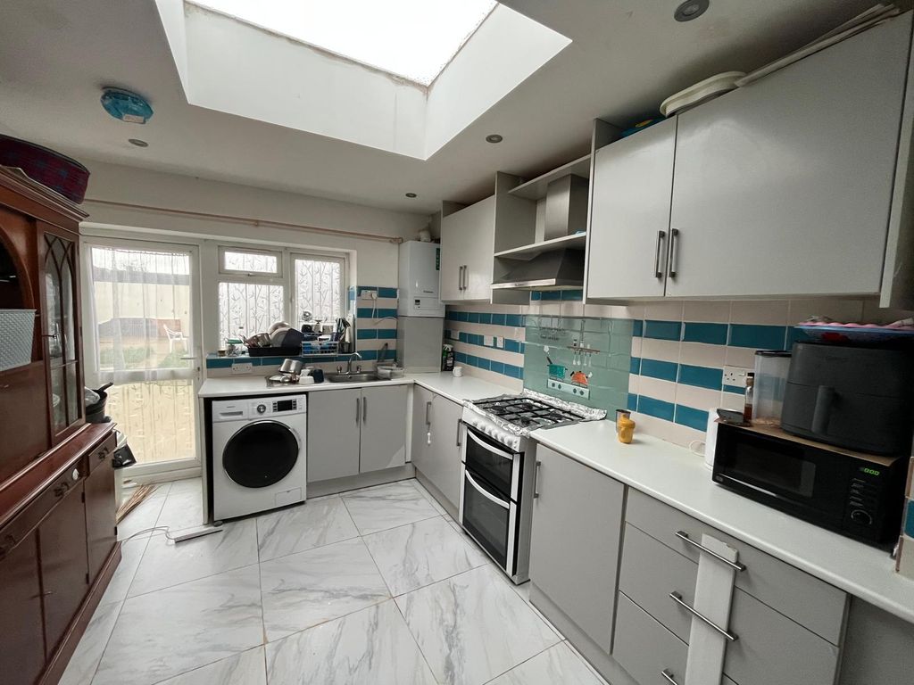 Property photo 1 of 12 5 Bed Bungalow To Rent Princes Park Close, Hayes Ub3