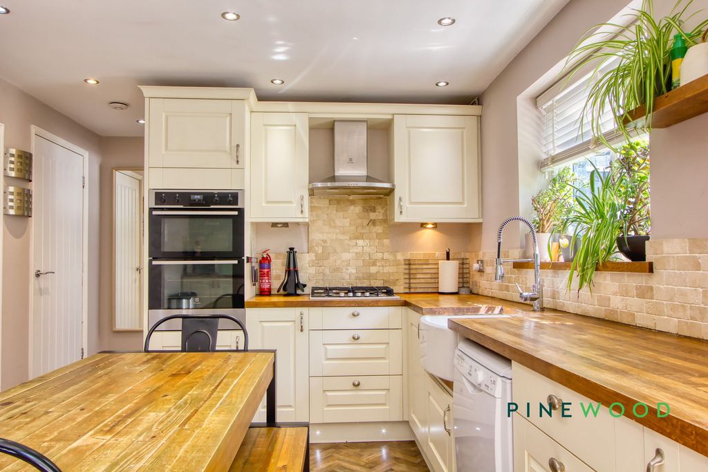 Property photo 3 of 33 Kitchen / Dining Room