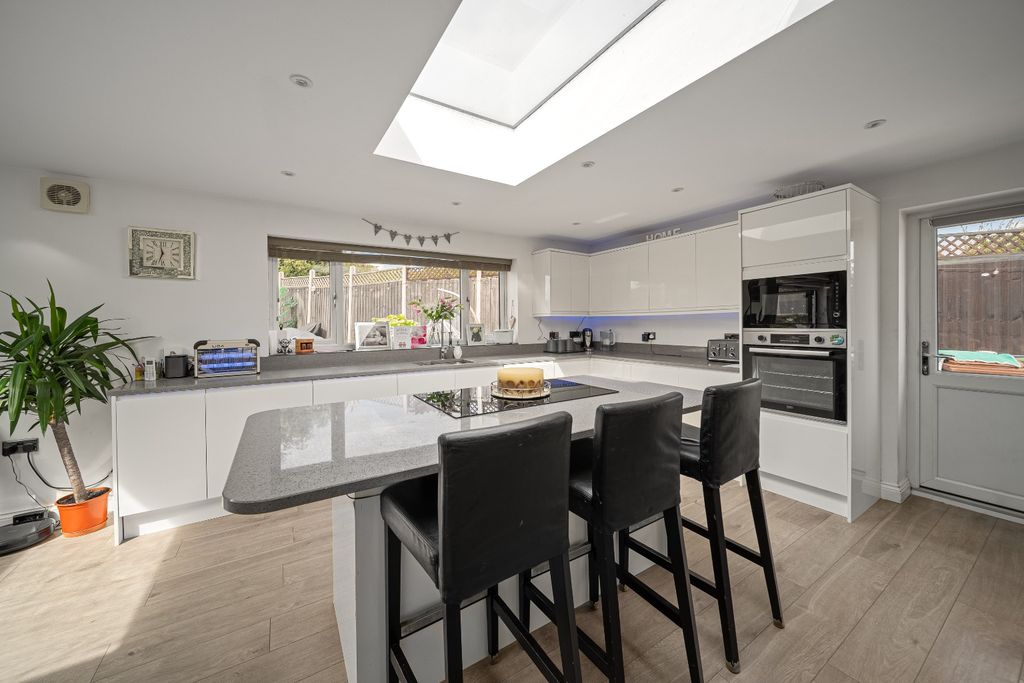 Property photo 2 of 28 5274573