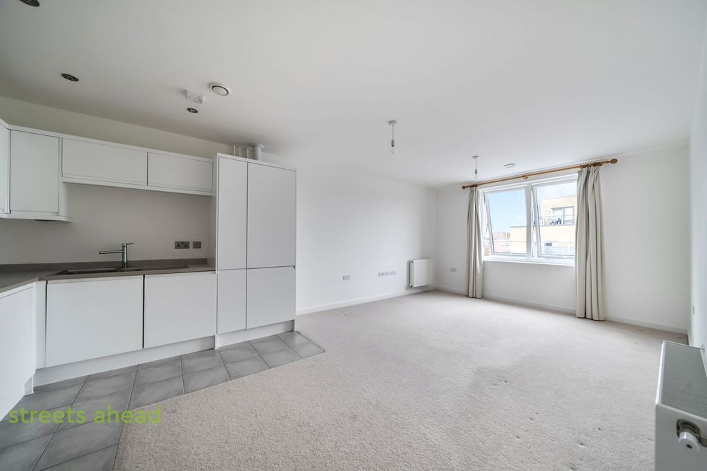 Property photo 2 of 14 3148B80A-d3E3-4B6...